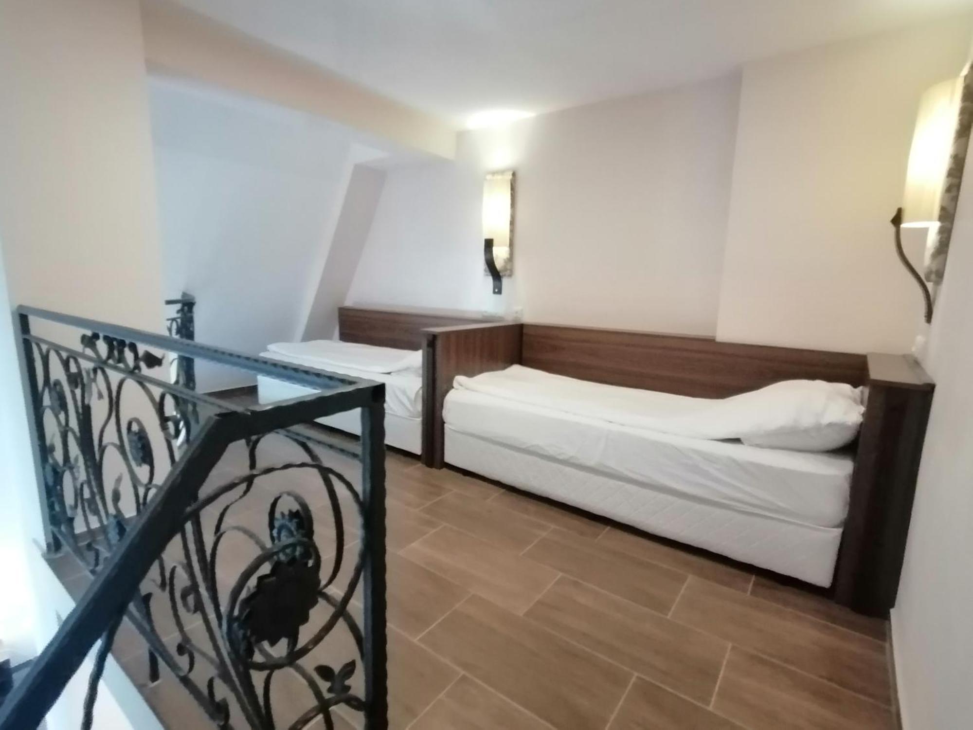 אובזור Hotel Aristokrat מראה חיצוני תמונה