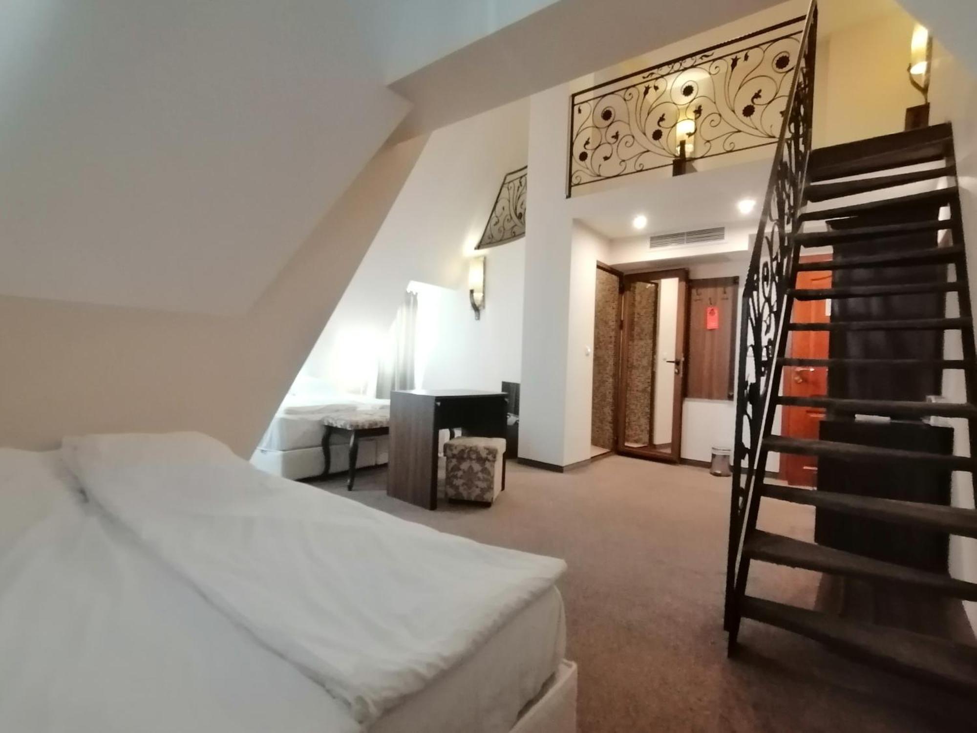 אובזור Hotel Aristokrat מראה חיצוני תמונה