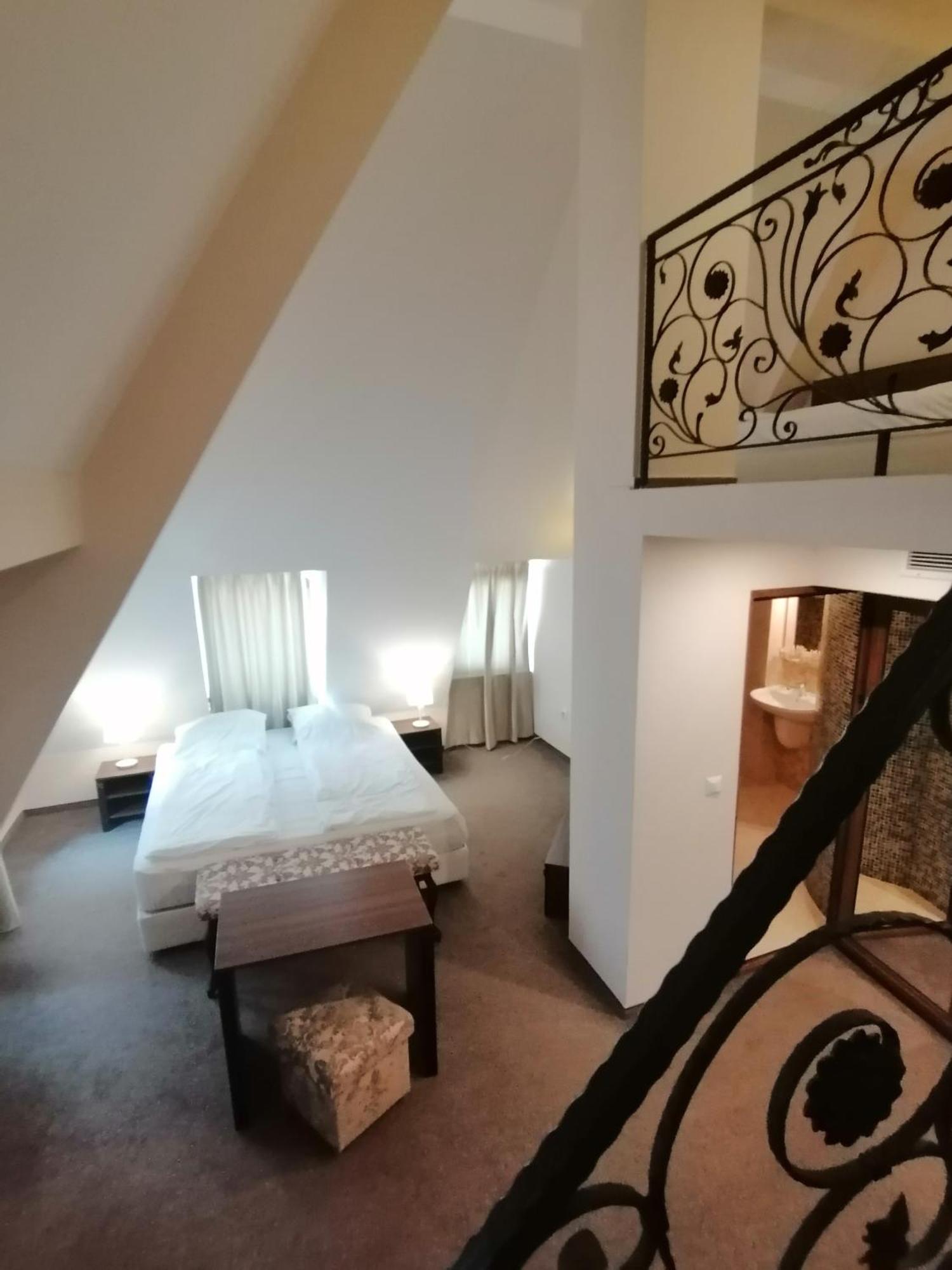 אובזור Hotel Aristokrat מראה חיצוני תמונה