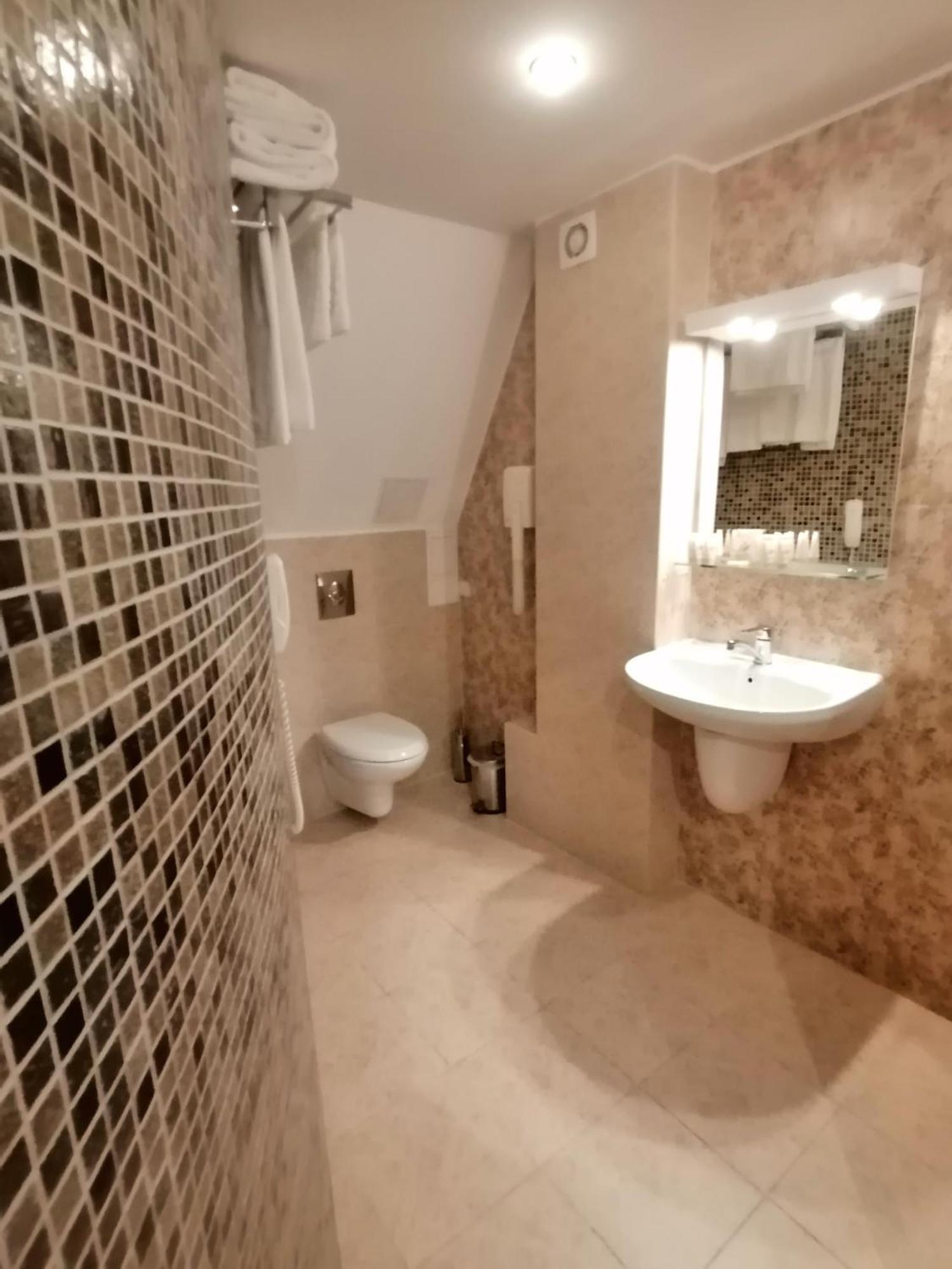 אובזור Hotel Aristokrat מראה חיצוני תמונה