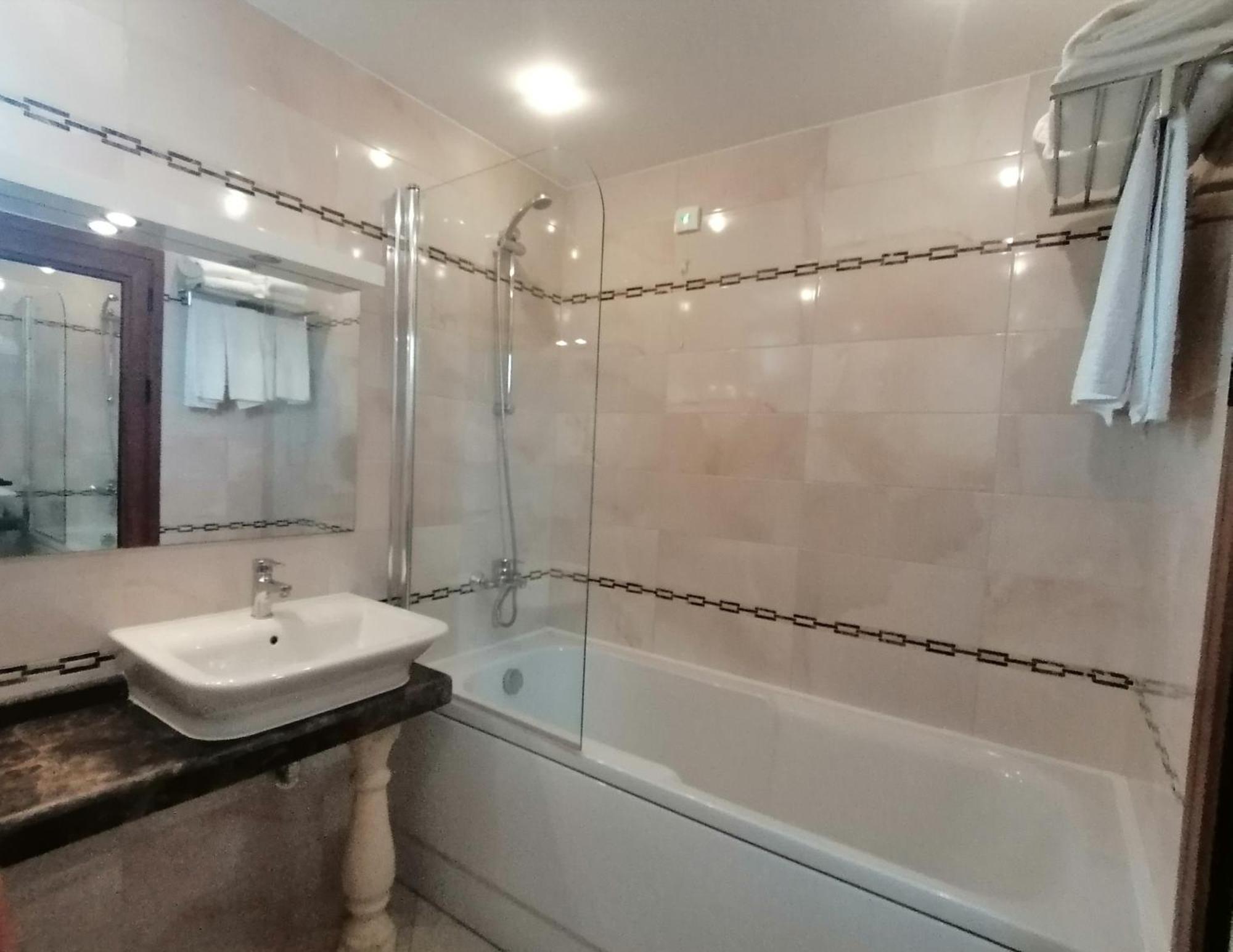 אובזור Hotel Aristokrat מראה חיצוני תמונה